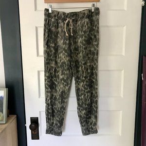 Bella Dahl Camo Joggers